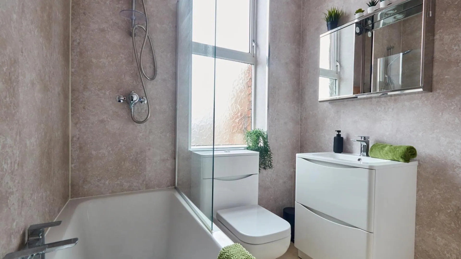 Large 4 Bedroom Home Near Newcastle City Centre 0*, Newcastle upon Tyne
