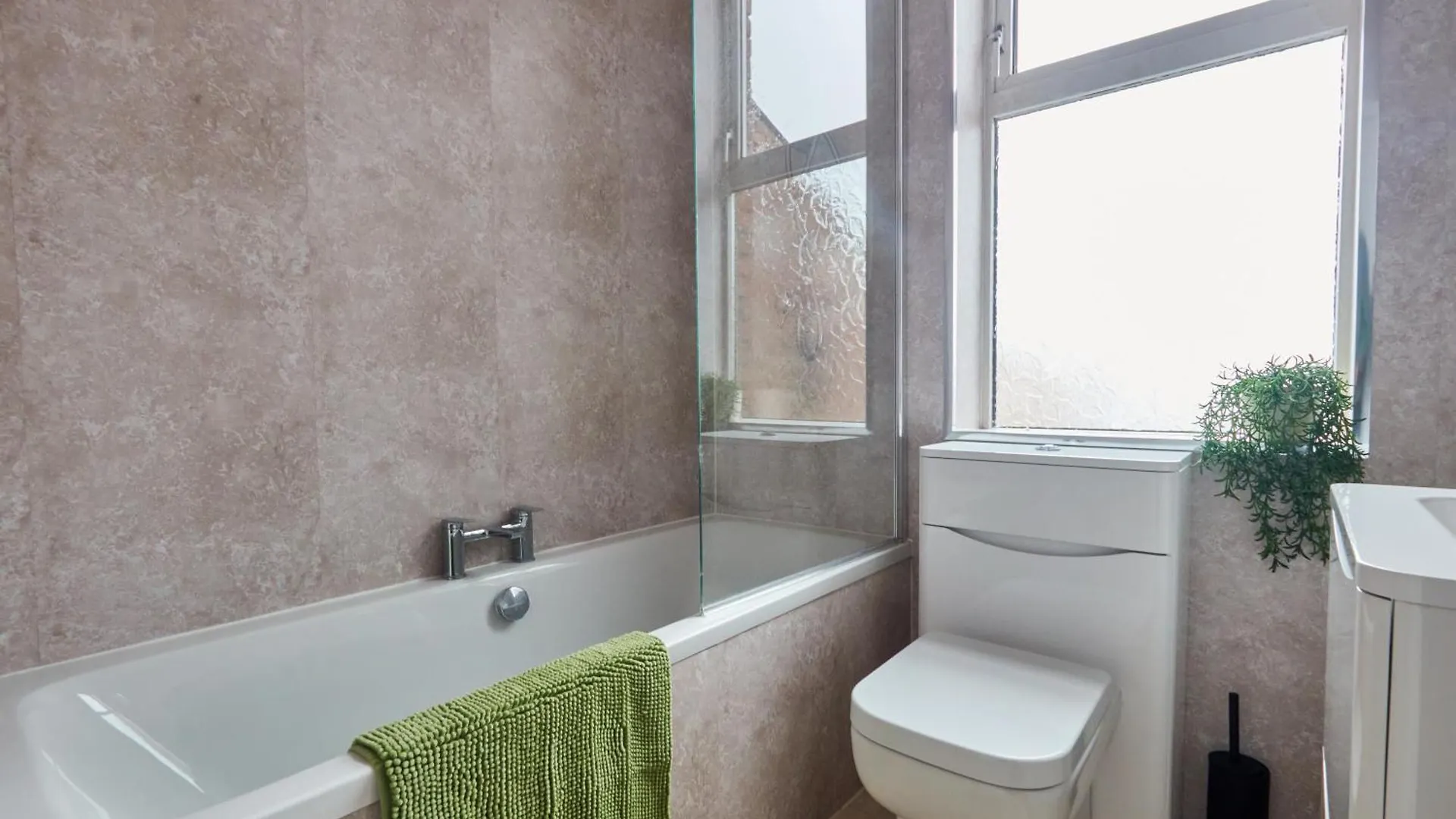 Large 4 Bedroom Home Near Newcastle City Centre Daire